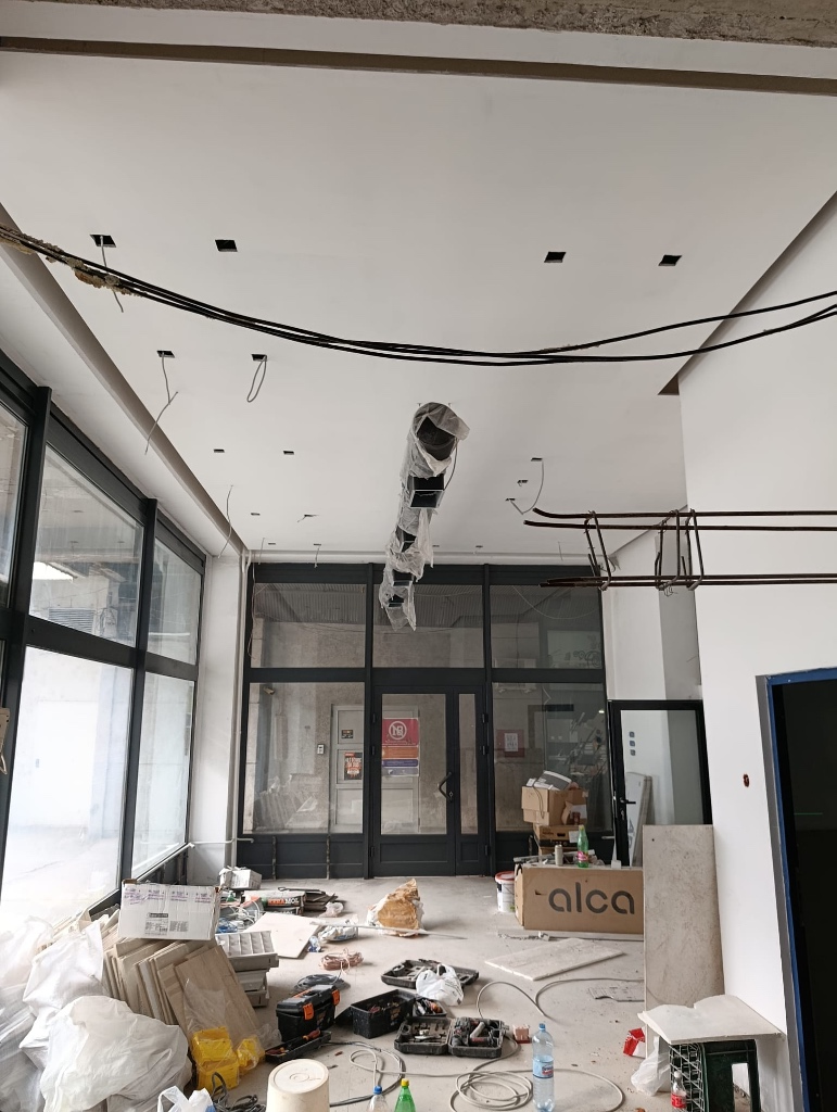 Profesionalni električar popravlja instalaciju